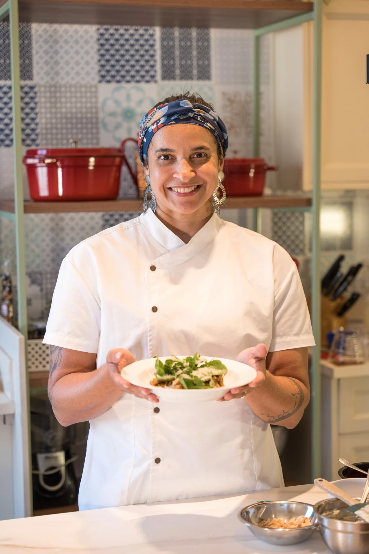 Patricya Santiago, chef de cozinha, em retrato profissional com uniforme de chef.