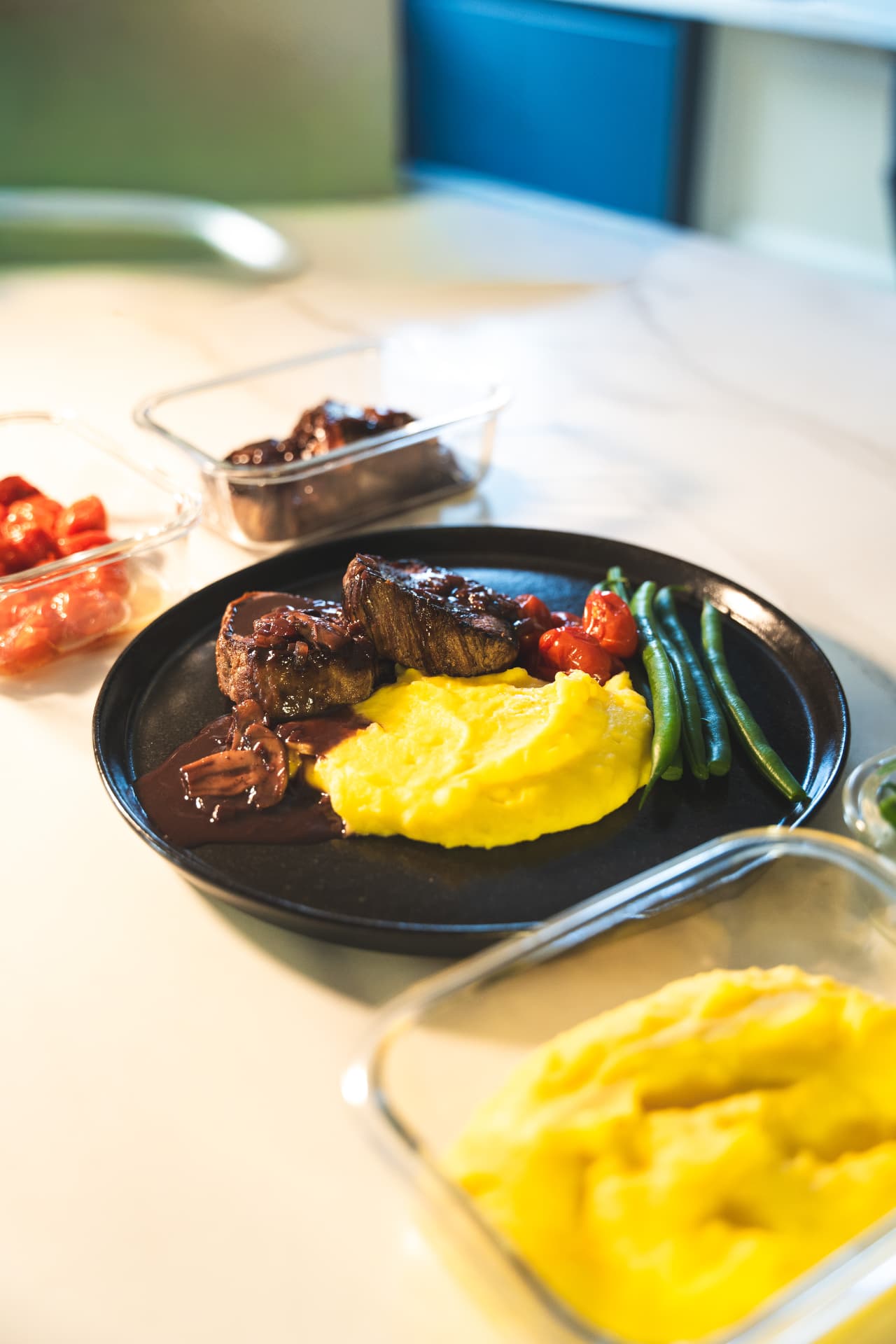 Refeição personalizada preparada por Patricya Santiago, com carne, purê e legumes.